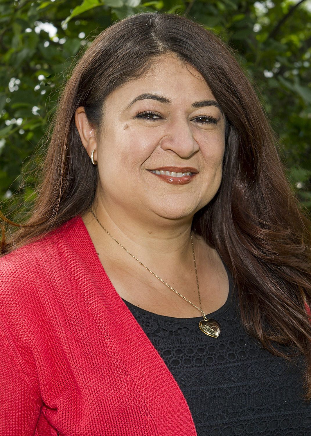 Yesenia_Decasaus headshot2.jpg